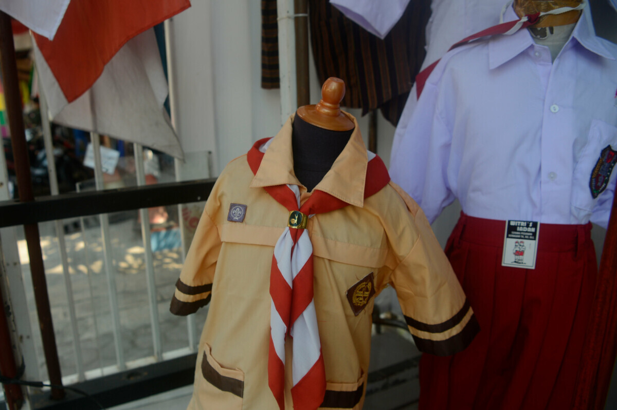 Menyelisik Biaya Seragam Sekolah Negeri yang ”Tinggi” - Kompas.id