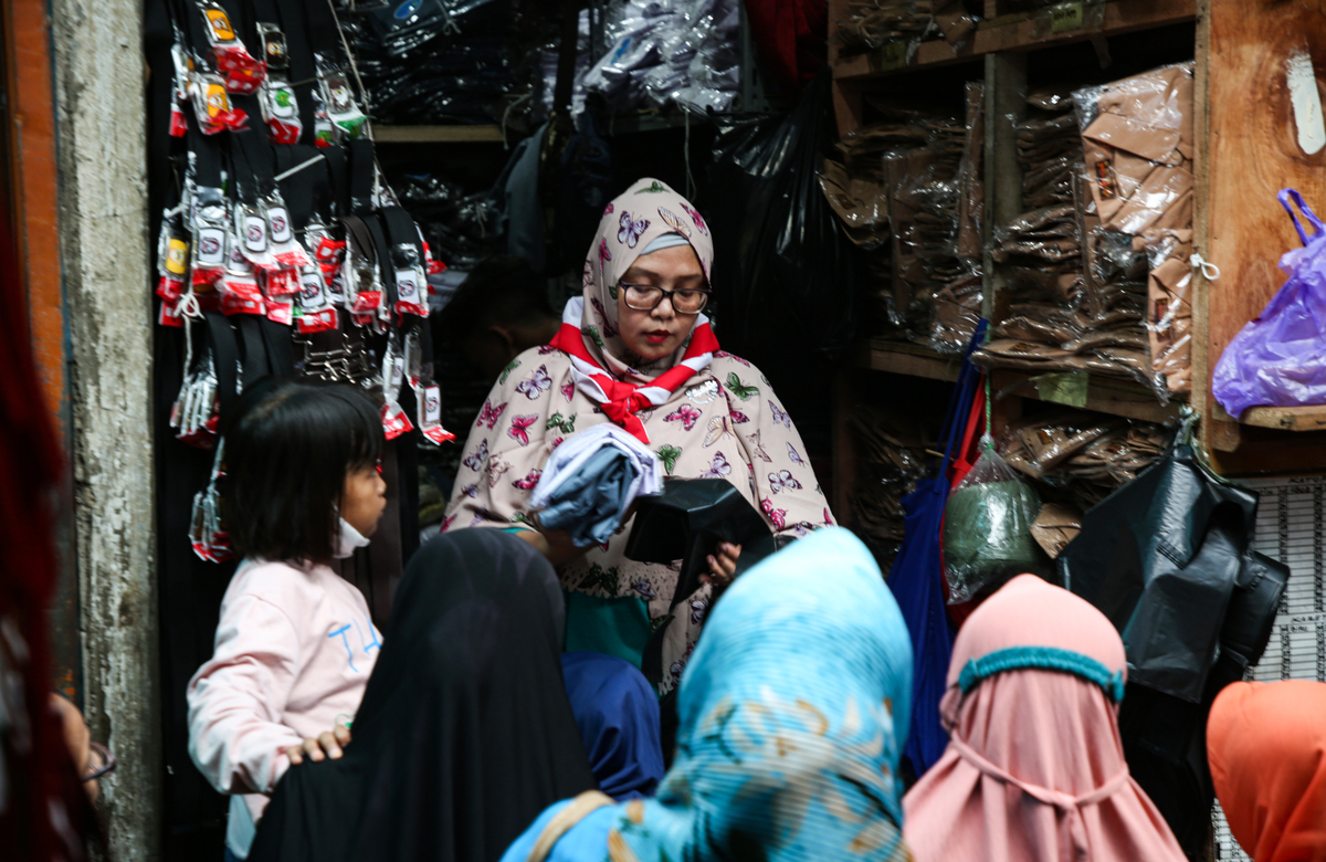 School Uniform Vendors Invaded by Buyers Kompas.id