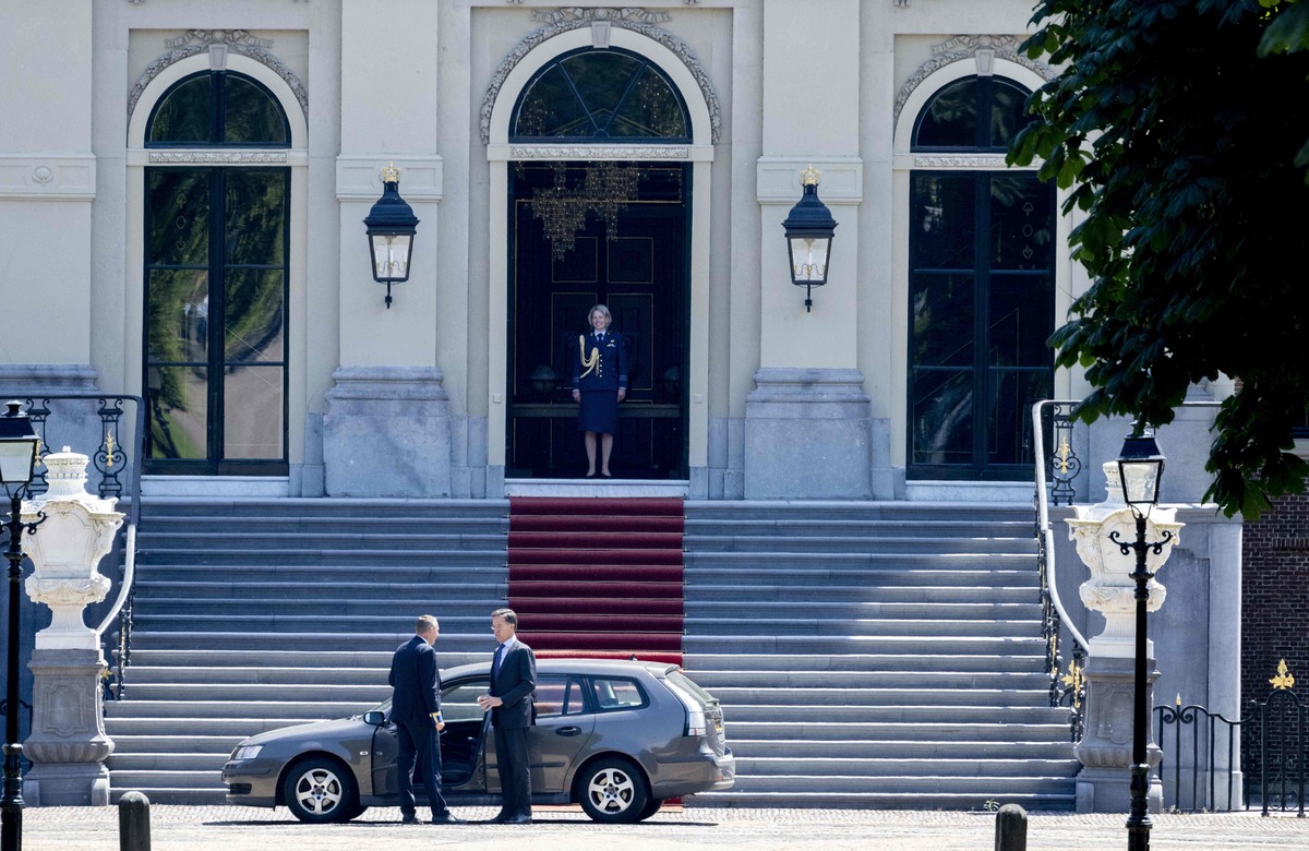 Rutte Drives Alone When Presenting Letter of Resignation to the King of ...