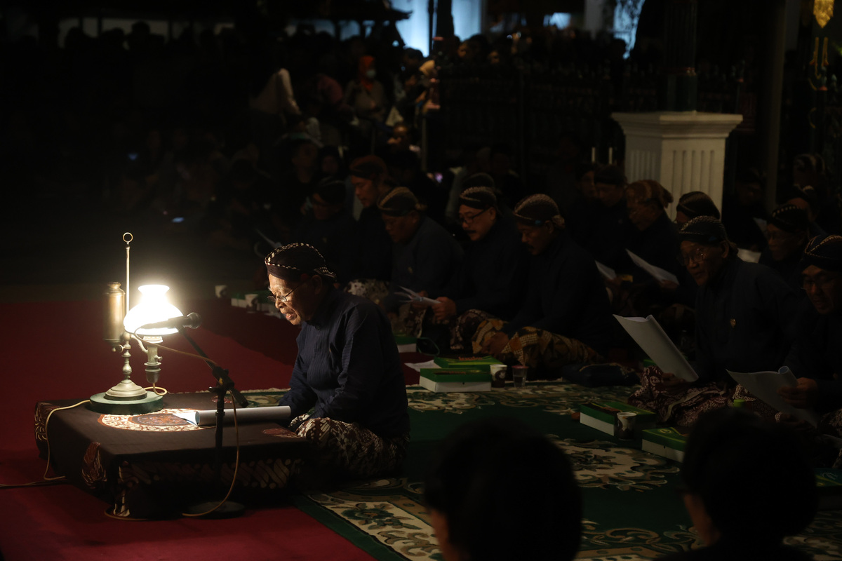 Mubeng Beteng Kraton Jogja di tepi Sungai Opak