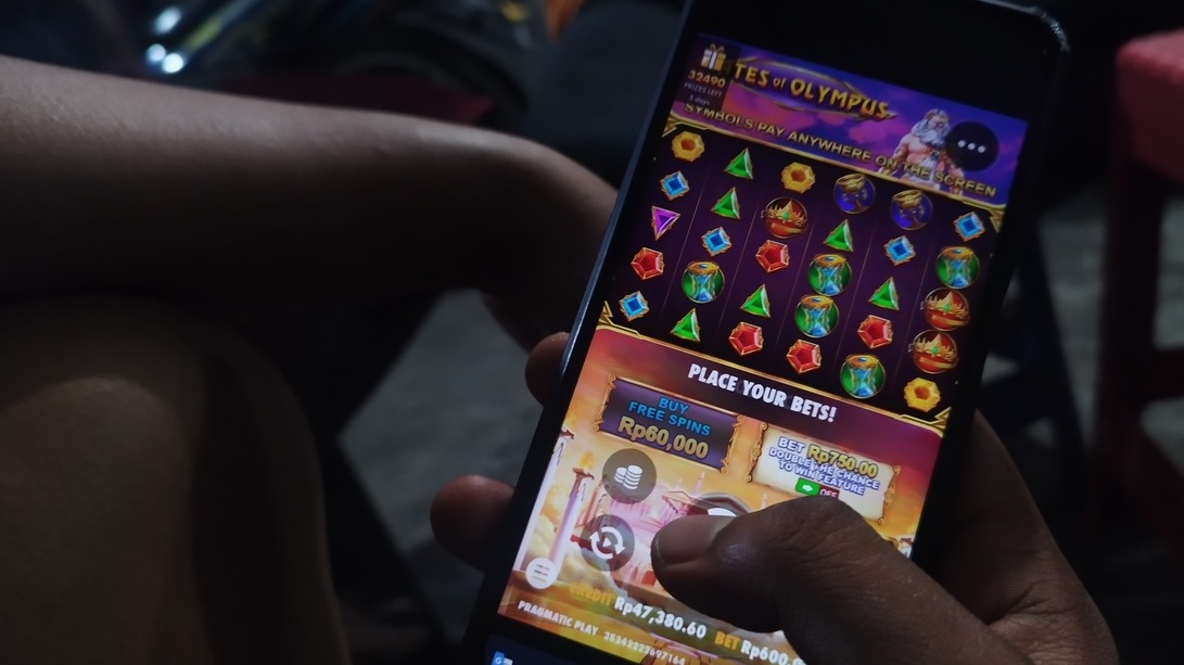 Terpuruk demi Zeus, Terjungkal di Pinjaman Daring