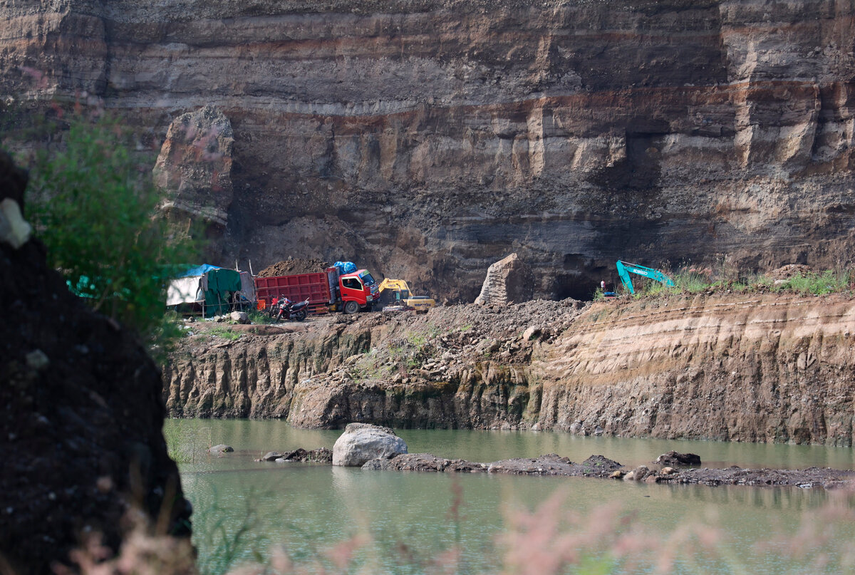 ”Brown Canyon”, dari Tambang Menjadi Kolam Renang - Kompas.id