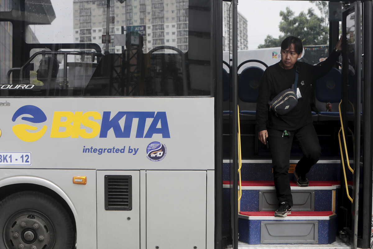 Uydagi bir kishi xotinini sevgilisi bilan tutib oldi. Irene Ferrari bilan jinsiy aloqani tomosha qiling