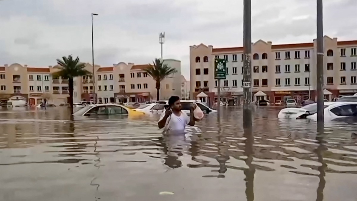 Dubai Tries to “Dry Itself” After Worst Floods