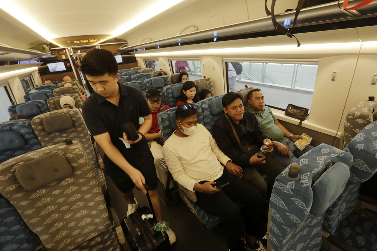 Lezbiyan turmush qurgan ayolni yoldan ozdirdi.