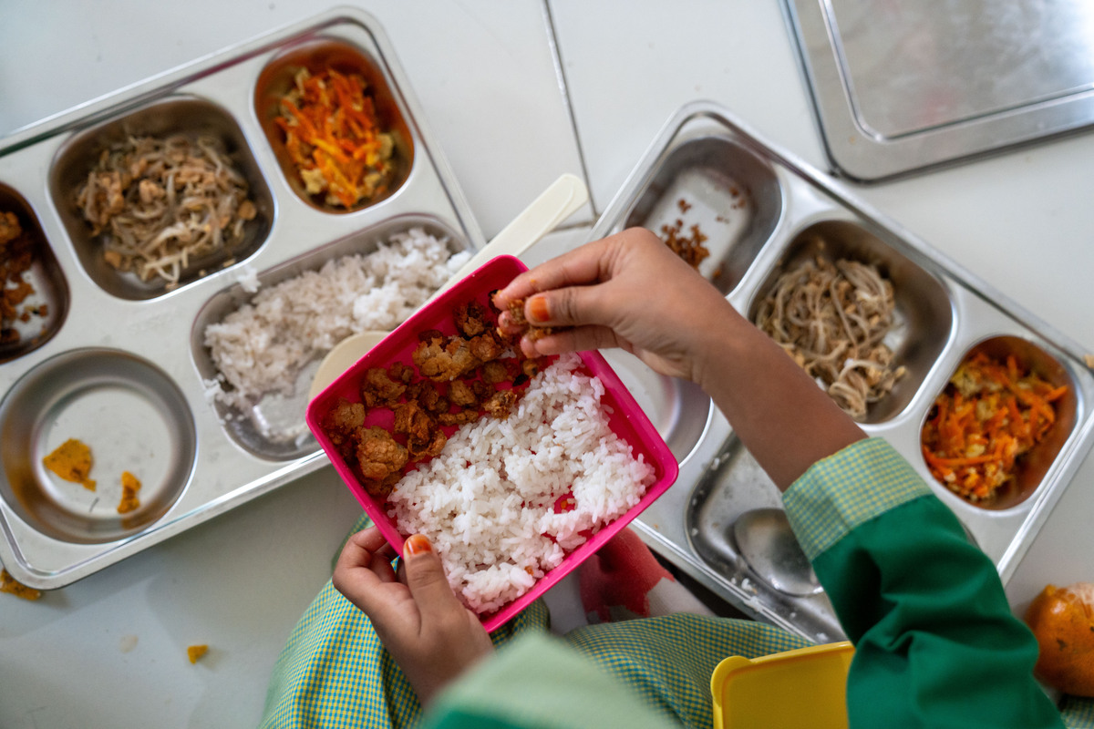 数十人の学生が吐き気と下痢を経験、栄養価の高い食事を無料で提供するプロセスが評価される