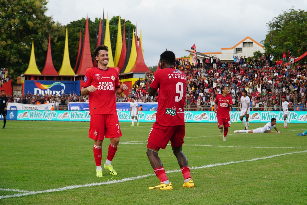 Uyda biseksuallarni suratga olish Kuyov qaynona va xotinini sikadi